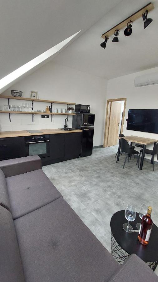 Apartman Po Schodech Nahoru Boretice Bagian luar foto